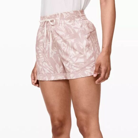 Women's Lululemon Spring Break Away Short, Size 8 - Picture 1 of 5